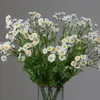 Dekorativa blommor kransar 30-huvud Silk Daisy Flower Artificial Plants Chamomile Bouquet Home Decor Diy Supplies Wedding Party Garden Po P P