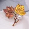 Kleur geschilderde esdoorn bladeren ontwerp metalen broche pin imitatie parel decoratie gouden kleur broches pins vrouwen partij sieraden