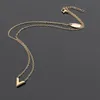 Högkvalitativa designerörhängen för kvinnor Halsband Enkelt V-armband Titanstål Lyxigt hjärta Kärlekshänge Modesmycken