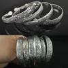 Bileklik 1pcs Vintage Tibet Punk Stil Kabile Retro Bronz Pulseira Oyma Çiçek Geniş Zincir C ŞEKİL KUFF OPENEDBANGNANGNANGNE