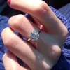 Klusterringar Handgjorda S925 LOGO Pure Solid Yellow Gold Ring Luxury Round Solitaire 8mm 2.0ct Lab Diamond Wedding For WomenCluster