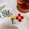 Clip-on a vite sul retro giapponese asimmetrico carino acrilico rosso giallo fiore orecchini da donna colore a contrasto piccola clip senza ripieghiCli