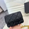 Mini bolsos de hombro de diseñador Bolso negro blanco Bolso clásico Colgante en tono dorado Cadena de metal Crossbody pequeño