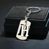 Nyckelringar A-Z Letters Alfabet Keychain Rostfritt stål Silverfärg Keyring för kvinnor Män bilknapp Rackback Par Friendship Jewelry