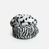 Zebra ko mönster höst vinter mode kvinnor basker hålla varm rand målare hatt beanie kvinnor hatt