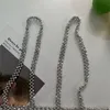 Abito decorativo da donna con bretelle in argento lucido e cintura con perline