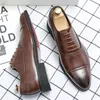 Nowe męskie buty Trend w modzie jednokolorowe PU klasyczne puste rzeźbione koronkowe wygodne biznesowe buty typu casual Oxford DH912