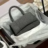 2023 mode damer handväskor lyxdesigner axelväskor berömda design glänsande tygväska brev hänge stor kapacitet hand bär plånbok