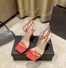 مصمم صندل نساء أحذية فاخرة تمتد من الجلد الصندل مع سلسلة زخرفة مربعة إصبع القدم رفيع كعب EU35-40 مع زفاف الفساتين