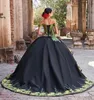 Schwarze Charro-Quinceanera-Kleider 2022, mexikanisch, schulterfrei, abgestufte Rüschen, Schnürung, Vestidos de 15 Anos, gelbe Blumenrobe, mittelalterliche Abschlussball-Party-Kleider im Vintage-Stil