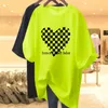 Womens T-shirt jonge Womens t-shirt dambord hartvormige lange Tees paren eenvoudige mode shirts fluorescerende groene tshirt voor en