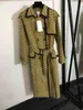 معاطف الخندق المصممة للسيدات D Little Bee Pee Temproidery Cermstring Long-Sleeved Trench Coat Tops Tops Luxury Autumn Fashion Jackets Long 0912