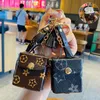 Modedesigner Airpods Case Keychains Trinkets Pu Leather Key Rings Chains Smycken Brown Flower Pendant Bag Charms Keyrings Car 316G