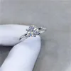 Cluster Rings Engagement 925 Silver Brilliant Cut 1 VVS1 Diamond D Color Moissanite Ring Ankomst Prinsessan smycken Teen Girlscluster