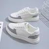 高品質の小さな白い靴ファッションとレジャースポーツサイズ35-40
