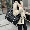 イブニングバッグポータブル大きなトートパッド付きハンドバッグスペース女性冬の財布ファッションデザイナー買い物客のハンドバッグセブン