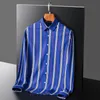 Koszulki męskie bawełniana koszulka Oxford dla mężczyzn długi rękaw zwykły biznesowy w kratkę w paski regularne mody mody Chemise Pocketmen