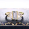 結婚指輪Huitan Luxury Gold Color Women Classic Rectangular Shape Cubic Zirconia Graceful Gift Feamle Timeless Jewelry Wynn22