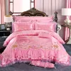 Juego de cama de boda de encaje de lujo rojo rosa tamaño King Queen juego de cama de princesa bordado jacquard funda nórdica de satén colcha sábana 6330824