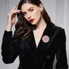 Tasarımcı Kadınlar Inci Broş Suit Broşlar Kadın Zirkon Lady Çiçek Pins Vintage Zarif Lüks Gelin Elbise Pins Kar Lotus Üst Pin Moda