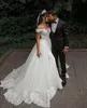 Designer-Ballkleid-Hochzeitskleider aus Spitze im Meerjungfrau-Stil mit abnehmbarer Schleppe, schulterfrei, applizierte Brautkleider, Vintage-Over-Rock-Hochzeitskleidung