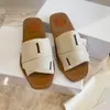 2023 مصممة النعال شريحة شرائح صندل البغل الخشبي المسطح يزين النعل الداخلي The Easy Slip-On يجعل هذا الشقة شقة الصيف esoabl#