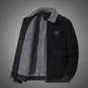 メンズジャケットの秋と冬のファッションブランド太いカシミアカジュアルワーキング服風力防止と暖かい綿のパッド入りジャケット