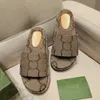 Designer Slippers Femmes Sandales Plateforme Hommes Rubber les sandales et les pantoufles Sandales de style de mode épaisses 35-44 avec boîte