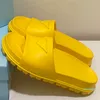 2022 Designer Slippers Homens Mulheres sandálias de borracha de espuma de alta qualidade Slides em relevo Triangle Sliders Contemporary Sliders Tamanho 35-40