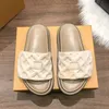 Pantoufles Chaussures de créateurs Luxe Femmes Piscine Oreiller Confort Mules en relief Sliders Ivoire Cuivre Rose Beige Cargo