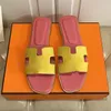 Kvinna Designer Sandaler Crystal Tofflor Klassisk Strand Slipper Sommarlägenheter Slides Fashion Leather Sandal Hotel Bath Flip Flops med låda