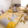 Classe a Set di quattro pezzi di cotone per bambini in filato a doppio strato di cartone animato Set di biancheria da letto per genitore-figlio ricamato in tessuto adorabile anni '40