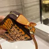 디자이너 여성 Accessoriess Pochettes Bag Luxurys 디자이너 가방 파리 브랜드 편지 낙서 겨드랑이 어깨 핸드백 가죽 크로스 바디