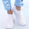 Vrouwen plat slip op witte schoenen vrouw lichtgewicht witte sneakers zomer herfst casual chaussures femme mand flats schoenen y220427