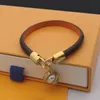 Europa América Estilo de diseñador Señora Mujer Grabado Letra V Hardware de color dorado Estampado redondo Flor Pulsera de cuero Brazalete con 18k5771360