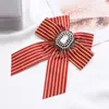 Retro Tkanina Stripe Bow Tie Tie Broszka Piny Rhinestone Kryształ Pearl Koszula Kołnierz Pin Moda Biżuteria Prezenty Dla Kobiet Akcesoria