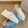 Lady Designer Casual Chaussures Triangle Semelle Épaisse Double Roue Nylon Sneakers Femmes Blanc Toile De Luxe Bas Chaussures En Cuir 2Q9G