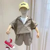 Barn Barnkläder Summerkläder Baby Boy Suit Kortärmad Fake Two-Piece Hoodie + Shorts 2 PCS Set With DrawString 220507