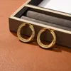 Niszowy design metalowy kołek pierścienia zakrzywiony powierzchnia diamentowe kolczyki Damskie Lekkie luksusowe akcesoria biżuterii w stylu