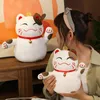 25/35cm Money Drawing Cat Plush Toy Doll Stuffed Smiling Fortune Cat Soft Animal Plushie Little Bell Dressed Standing Decorate Present LA368