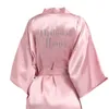 Robe rose foncé personnalisé Lettre argentée Kimono Satin Pyjamas Robe Bridesmaid Sister Mother of the Bride Robes 220621