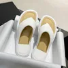 Designers Dam Sandaler Lyxigt Läder Platt Plattform Tofflor Dam Flip Flops Sommarmode Tryckt Slides Beach Fritid Skor NO357