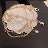 Luxury Necklace Designer för kvinnor Pearl -halsband damer Designers smycken Letter Pendant C Guldkedjor Bröllopsarmband Ear Ring Bijoux X0JN