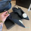 2022 Sandali di lusso Designer Women's Premium Camelia Style Pantofole a rombo con tacco basso Fashion Ladies Classic Buckle Summer Beach Shoes Loafe