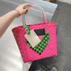 Sacs fourre-tout seau de qualité supérieure Panier de légumes nouveau sac de paille de plage de vacances d'été Bicolore couleur motif tissé sac sacs à main à bandoulière pour femmes lettre m tronc