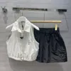 Dwuczęściowe spodnie designerski zestaw Trójkąt metalowy polo szyi kamizelka mini krótka streetwear moda top ss nowy dres z łańcuchem odiw