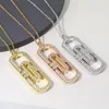 Europa amerika mode stil halsband män dam kvinnor mässing 18k guld graverade brev inställningar full diamant ihålig pendant