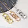 Europa amerika mode stil halsband män dam kvinnor mässing 18k guld graverade brev inställningar full diamant ihålig pendant