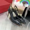 2023 The New Heels Летние сандалии на одной пуговице для женщин на высоком каблуке телесного цвета с острым носком из лакированной кожи