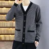 Herrtröjor män klassisk rand vneck stickad knapp upp cardigan koreansk mode manlig tröja bekväma coasure coat kläder d16men's